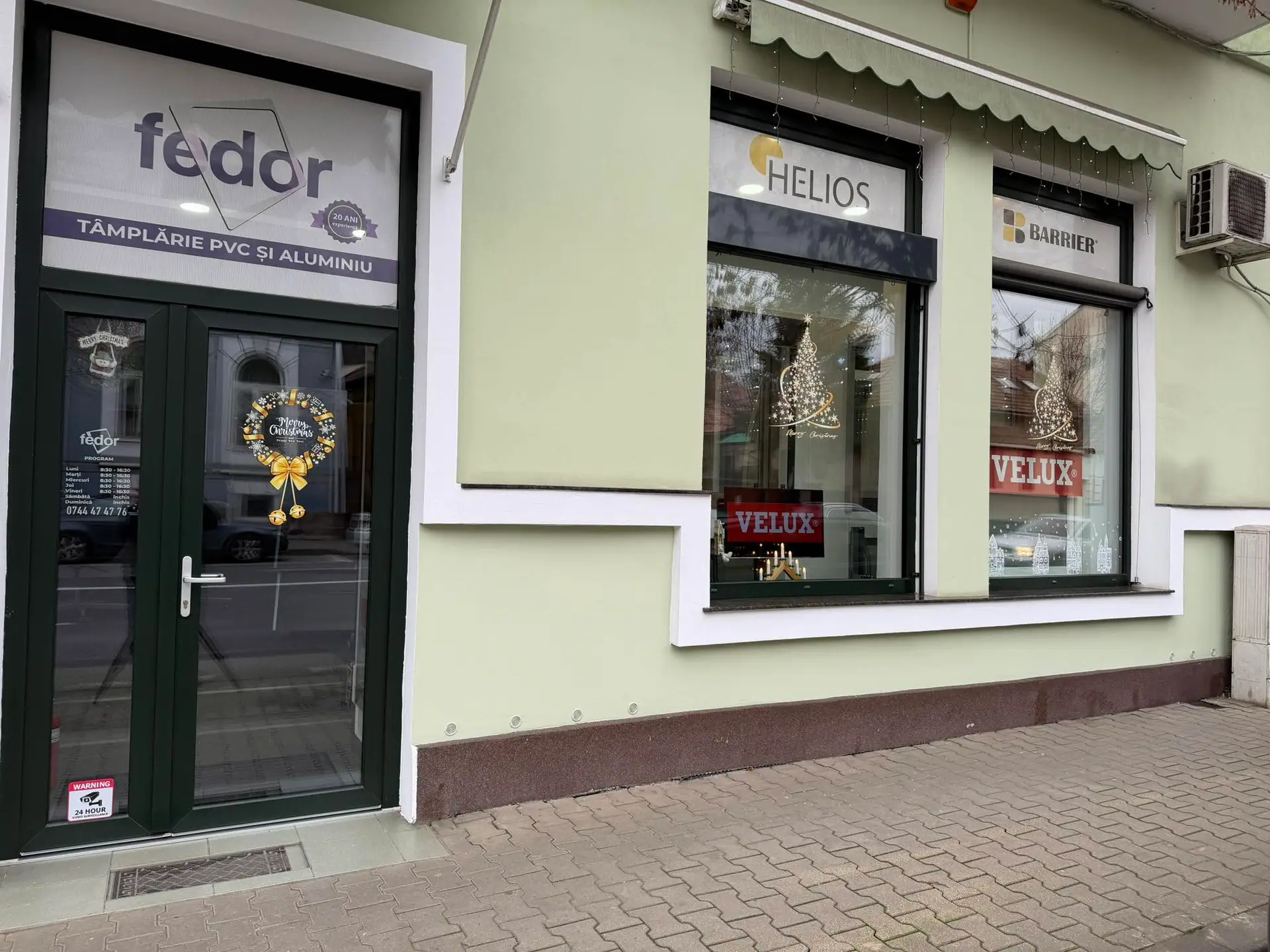 Showroomul Fedor din Târgu Mureș, cu ușă de intrare din tâmplărie PVC