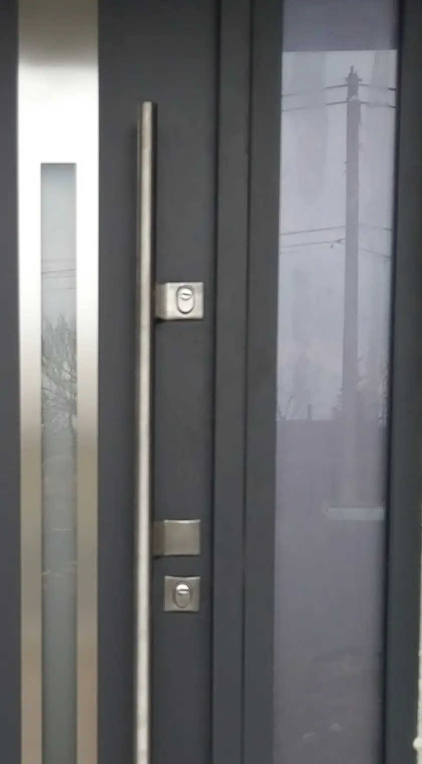 Ușă de intrare antracit cu mâner lung din inox și panou lateral vitrat