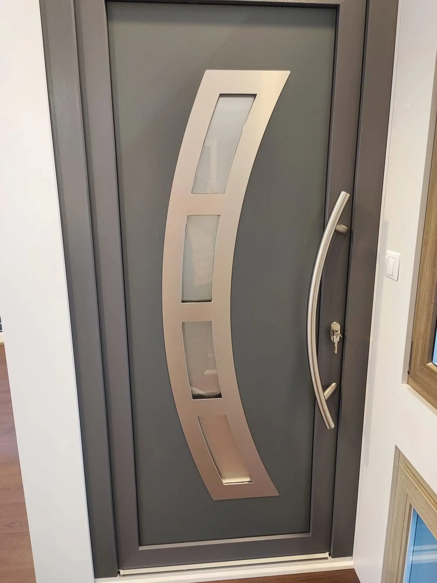 Ușă de intrare gri antracit cu inserție curbată din inox și sticlă